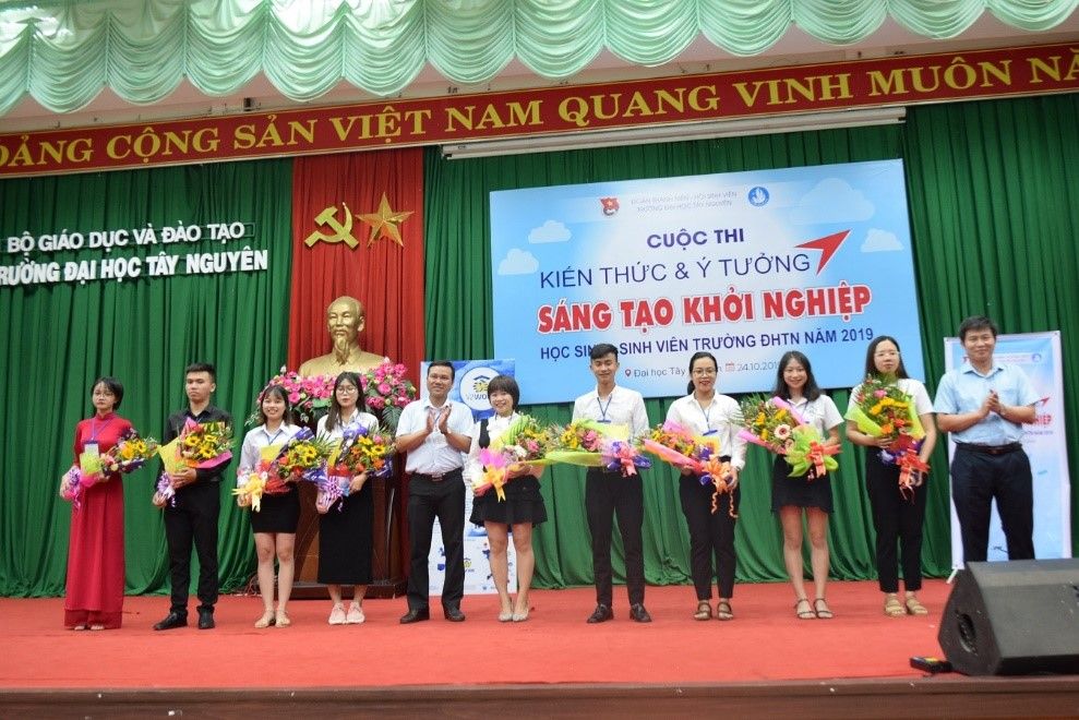 Nhóm giải Nhất chụp ảnh lưu niệm cùng Ban giám khảo